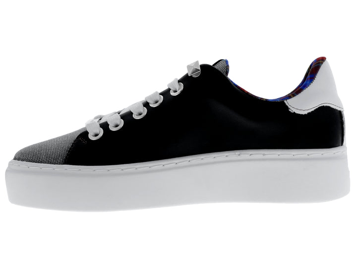 Tenis negros y blancos de plataforma con diseño gráfico y suela gruesa blanca.