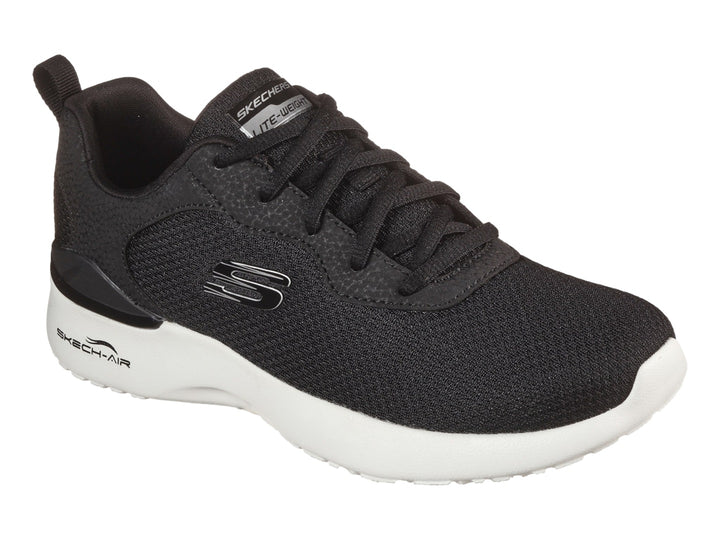 Tenis deportivos Skechers para mujer en color negro con suela blanca.