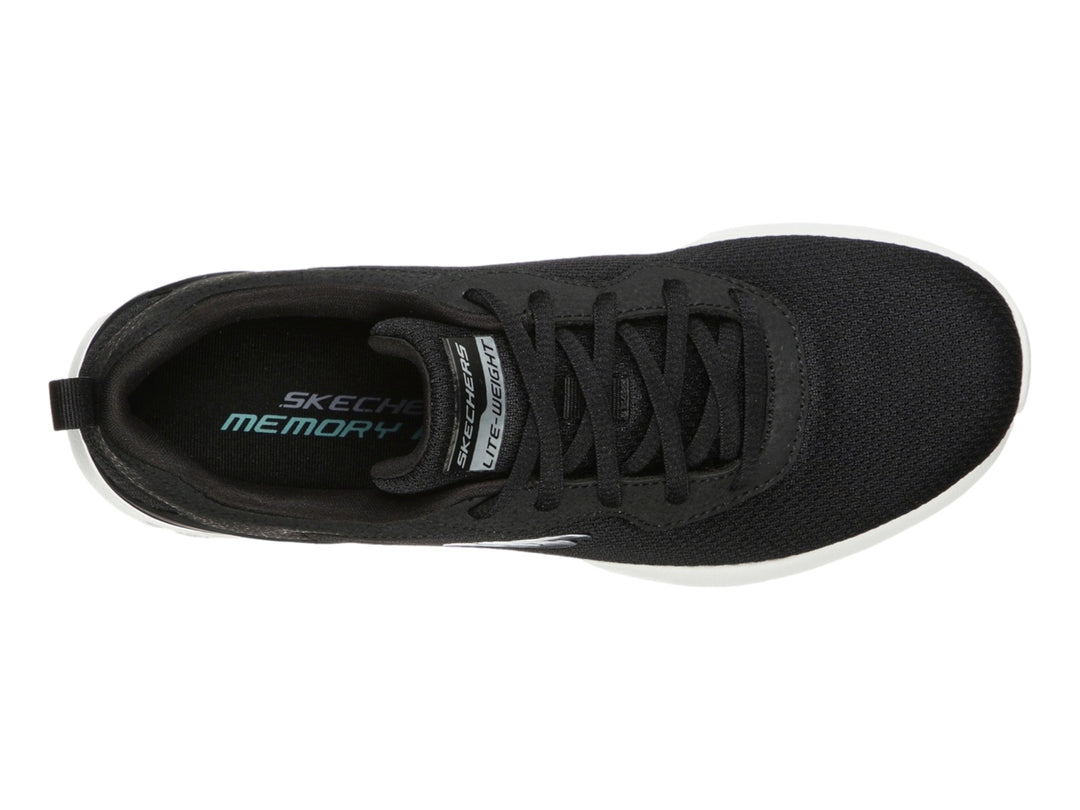 Tenis deportivos Skechers para mujer en color negro con suela blanca.
