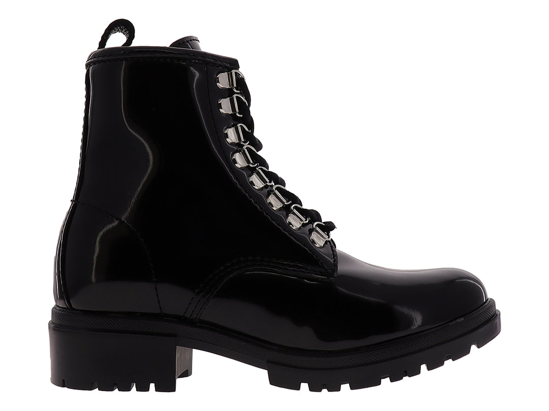 Botines negros de charol brillante para mujer con suela track y herrajes plateados.