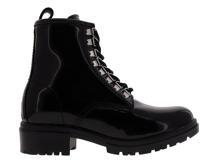Botines negros de charol brillante para mujer con suela track y herrajes plateados.