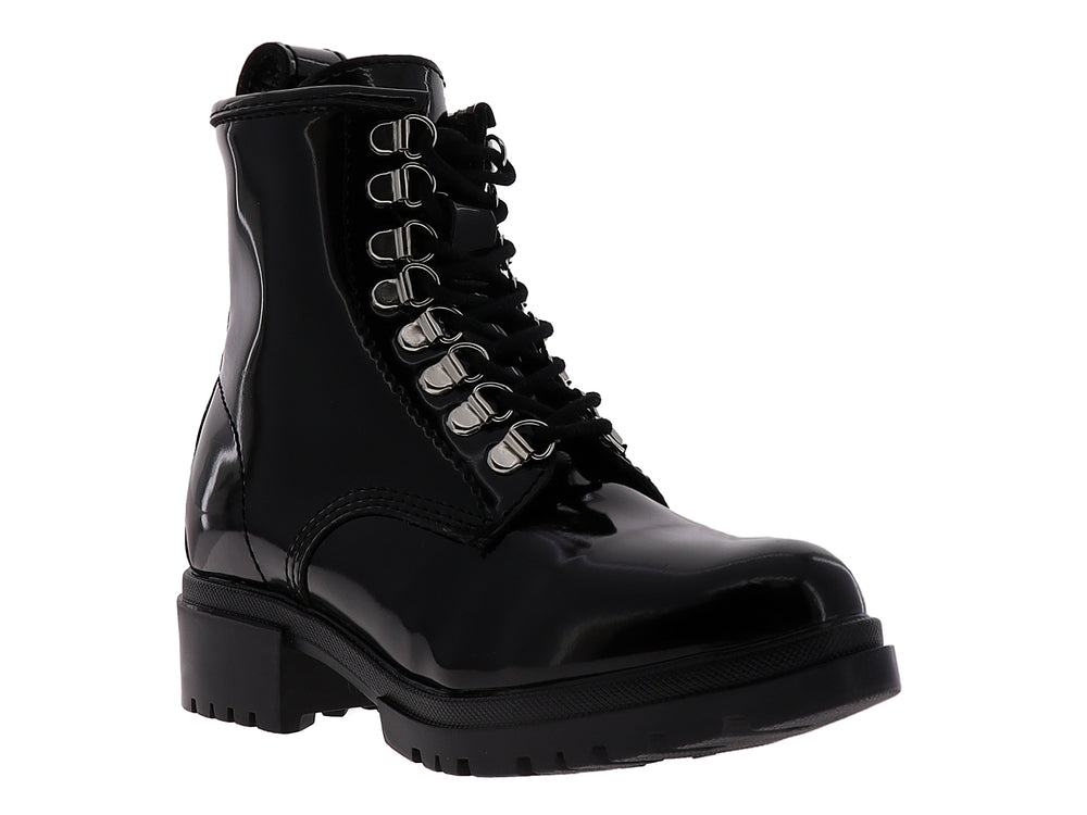 Botines negros de charol brillante para mujer con suela track y herrajes plateados.