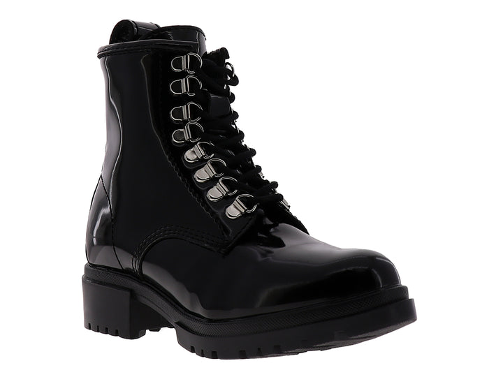 Botines negros de charol brillante para mujer con suela track y herrajes plateados.