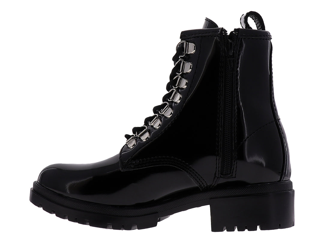 Botines negros de charol brillante para mujer con suela track y herrajes plateados.