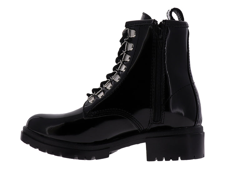 Botines negros de charol brillante para mujer con suela track y herrajes plateados.