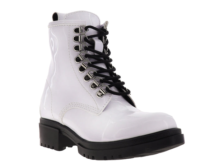 Bota de charol blanco con cordones negros y suela negra gruesa.