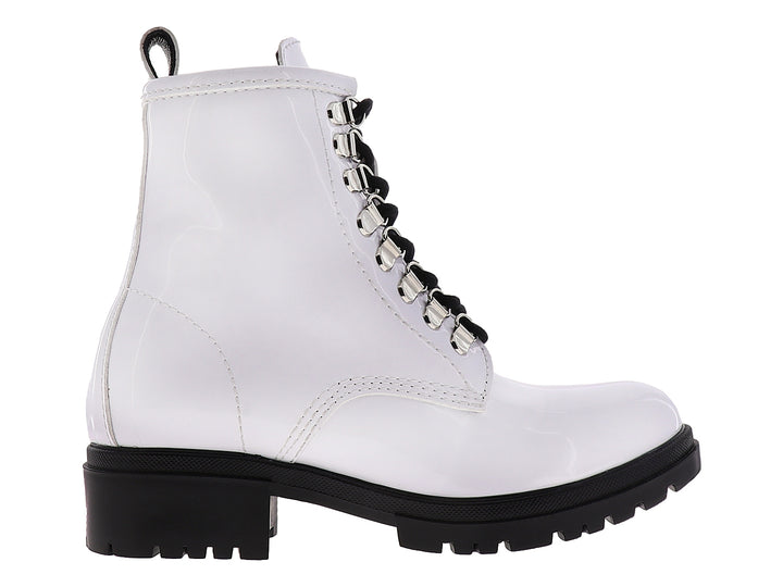 Bota de charol blanco con cordones negros y suela negra gruesa.