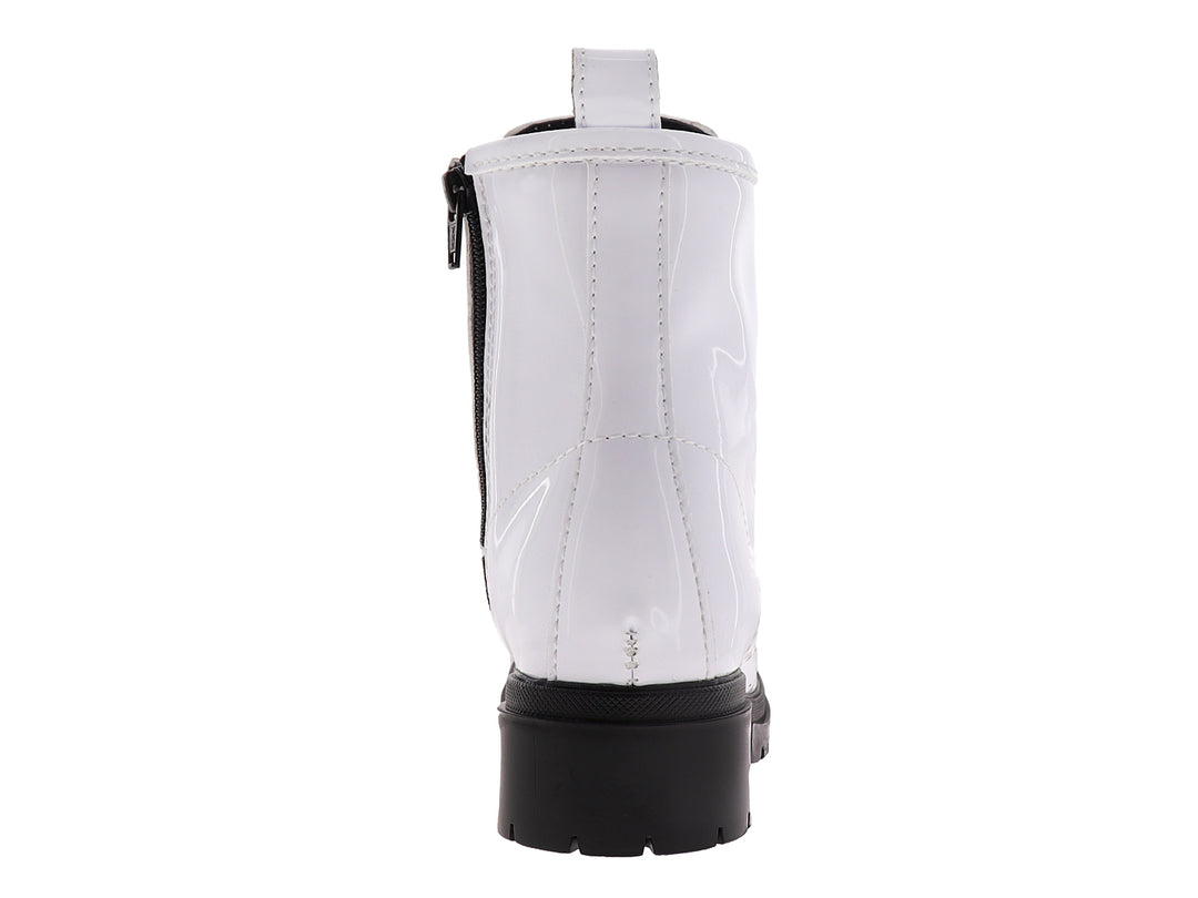 Bota de charol blanco con cordones negros y suela negra gruesa.