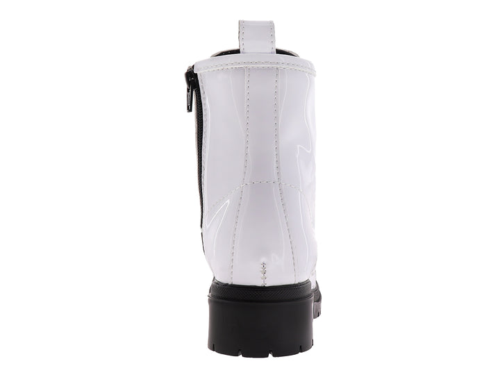 Bota de charol blanco con cordones negros y suela negra gruesa.