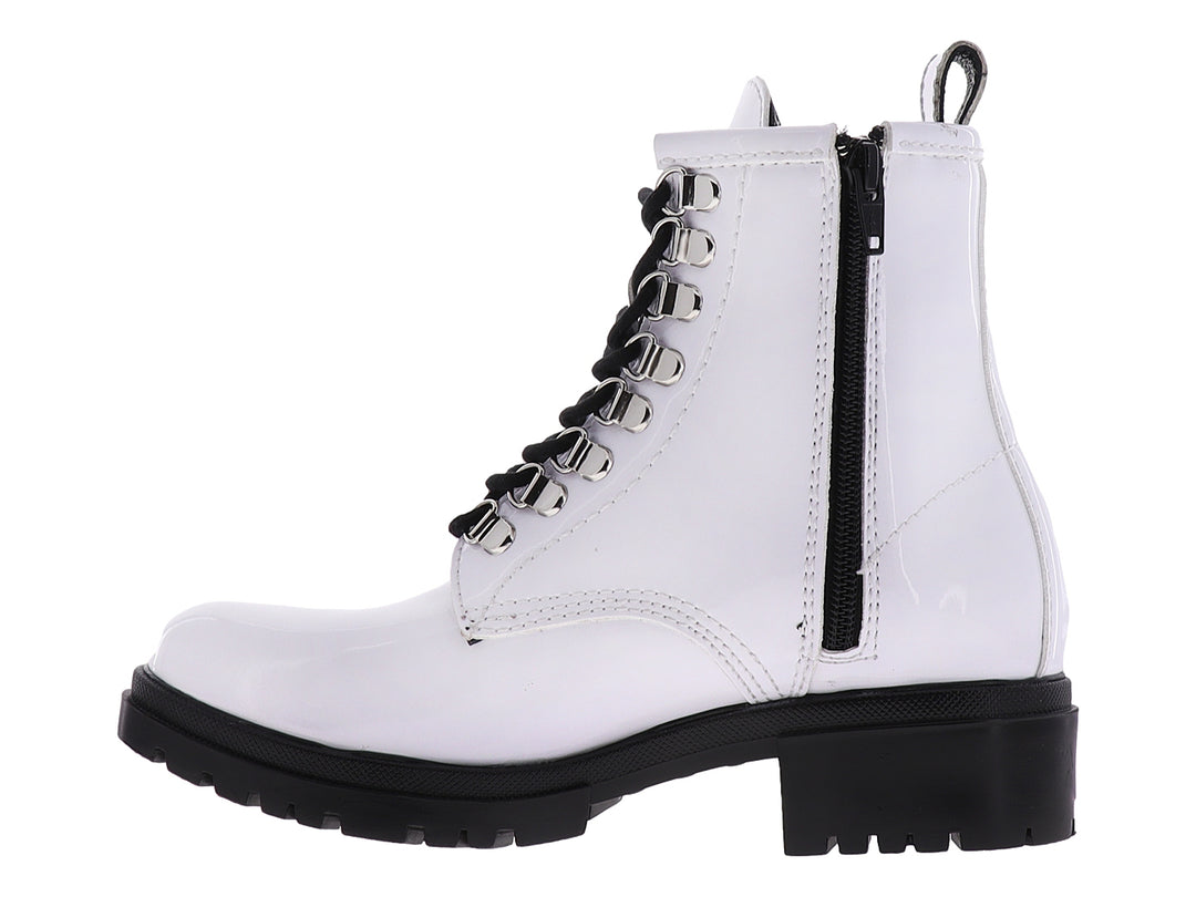 Bota de charol blanco con cordones negros y suela negra gruesa.