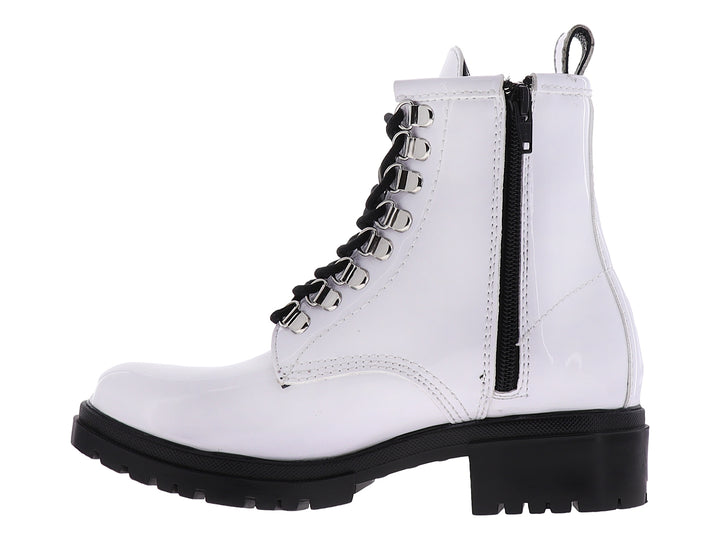 Bota de charol blanco con cordones negros y suela negra gruesa.