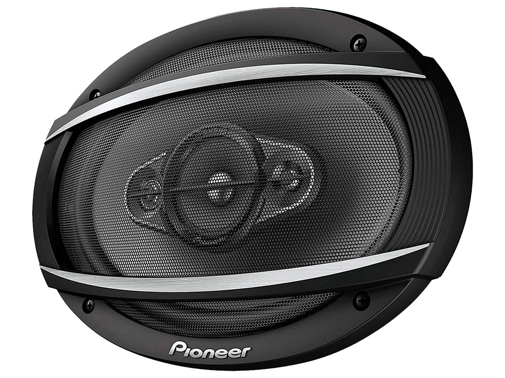 Par de bocinas ovaladas Pioneer color negro con detalles plateados en la rejilla.