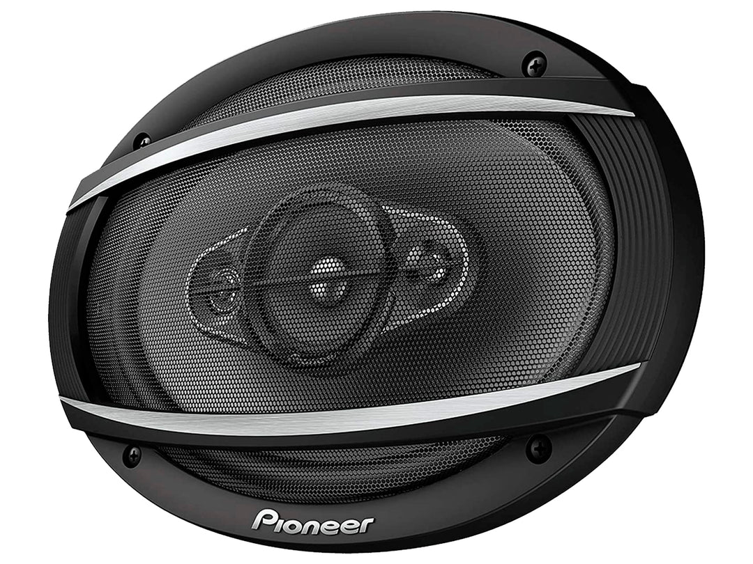 Par de bocinas ovaladas Pioneer color negro con detalles plateados en la rejilla.