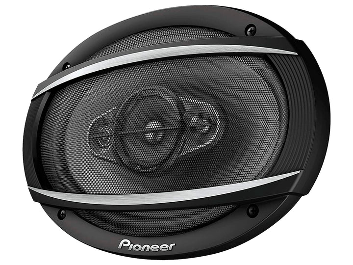 Par de bocinas ovaladas Pioneer color negro con detalles plateados en la rejilla.