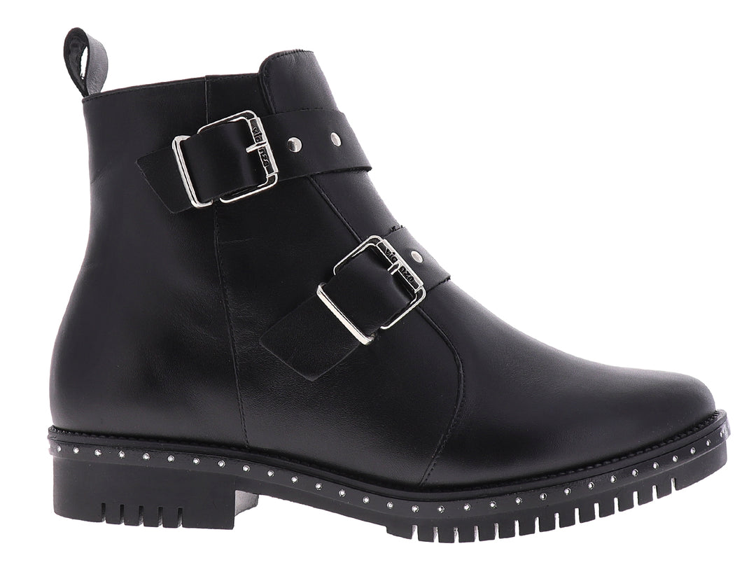 Botas negras de cuero para mujer con doble hebilla plateada y suela dentada con detalles de tachuelas.