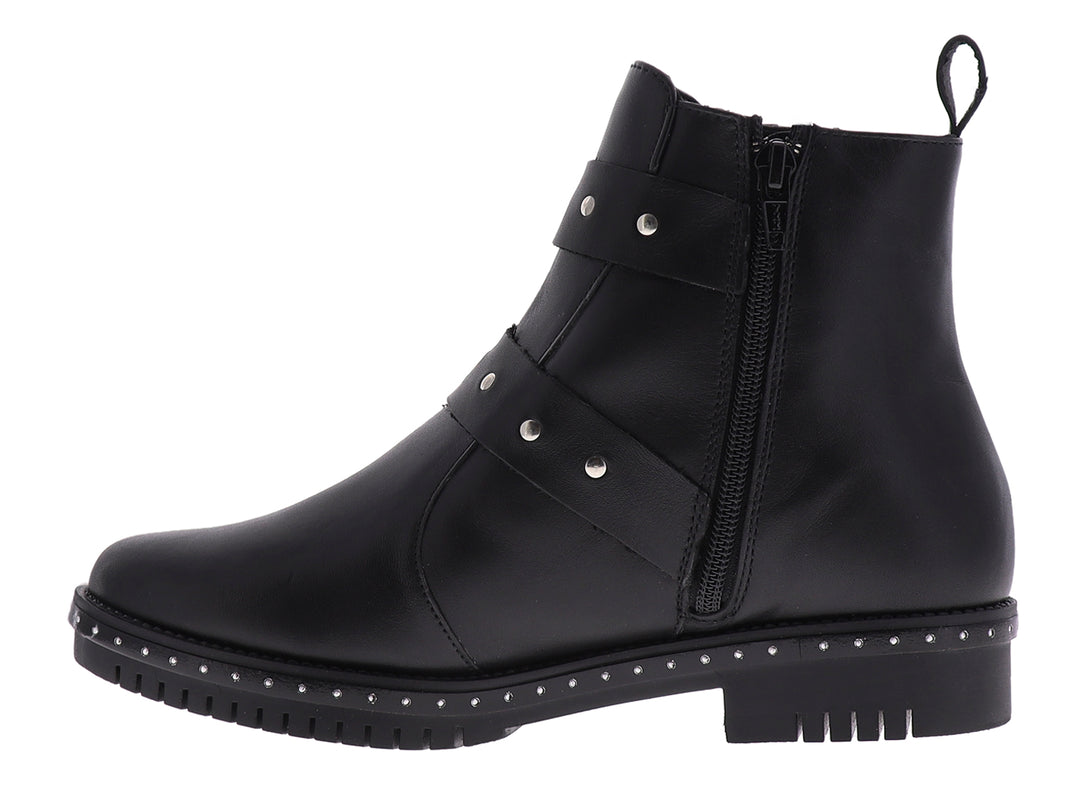 Botas negras de cuero para mujer con doble hebilla plateada y suela dentada con detalles de tachuelas.