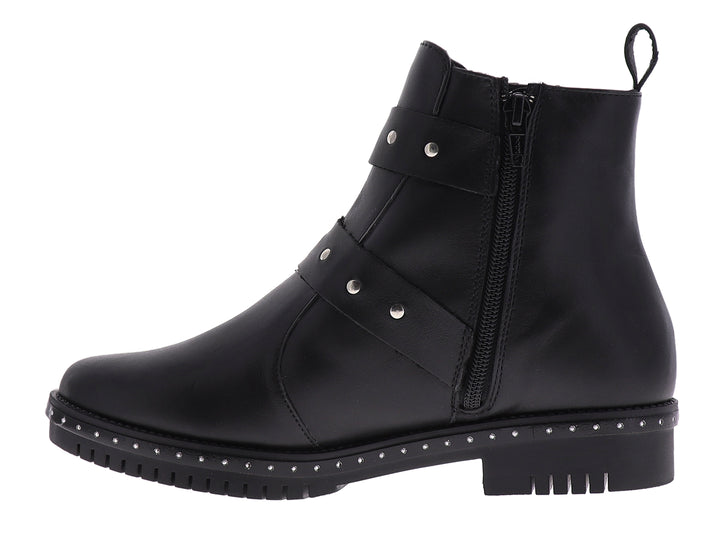 Botas negras de cuero para mujer con doble hebilla plateada y suela dentada con detalles de tachuelas.