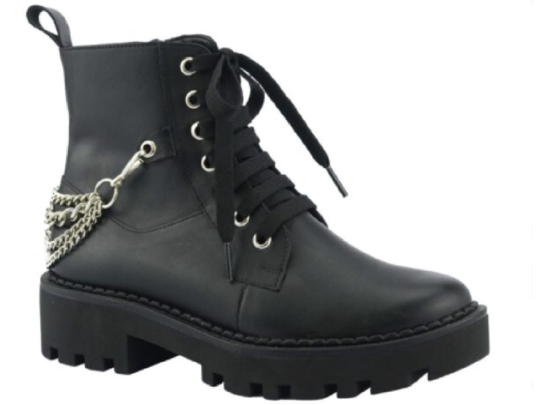 Botín combat negro para mujer con suela track y detalle de cadena plateada lateral.