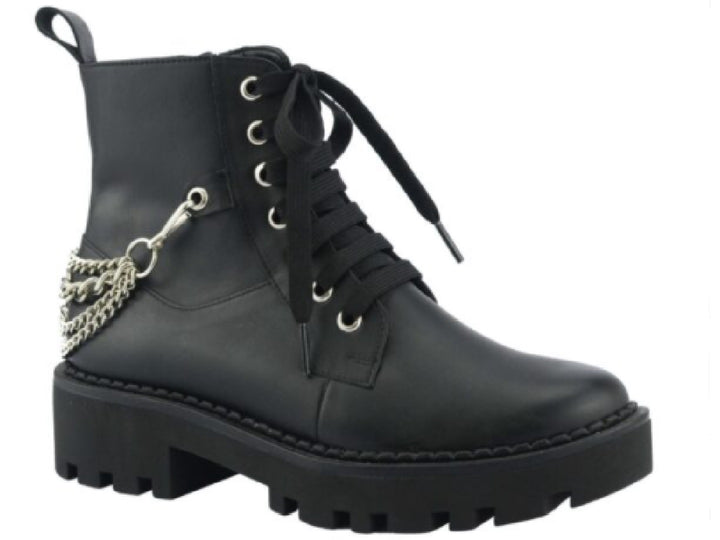 Botín combat negro para mujer con suela track y detalle de cadena plateada lateral.