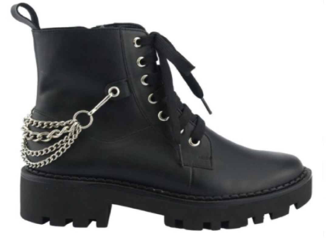 Botín combat negro para mujer con suela track y detalle de cadena plateada lateral.