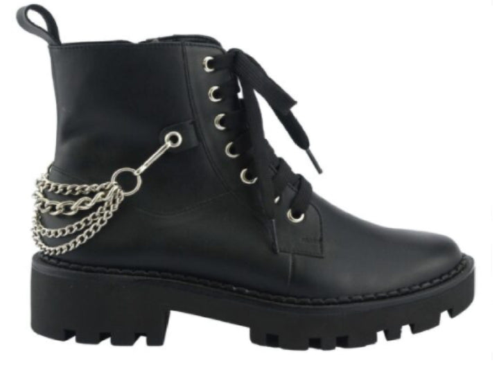 Botín combat negro para mujer con suela track y detalle de cadena plateada lateral.