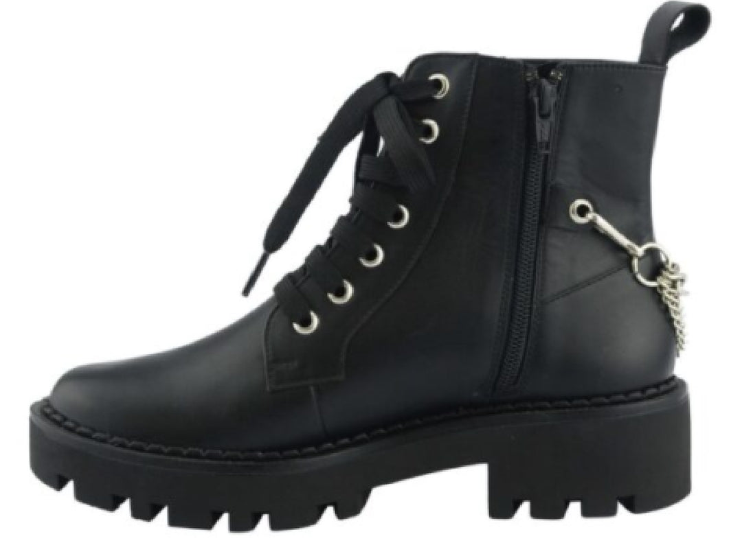 Botín combat negro para mujer con suela track y detalle de cadena plateada lateral.