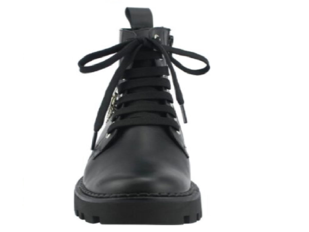 Botín combat negro para mujer con suela track y detalle de cadena plateada lateral.