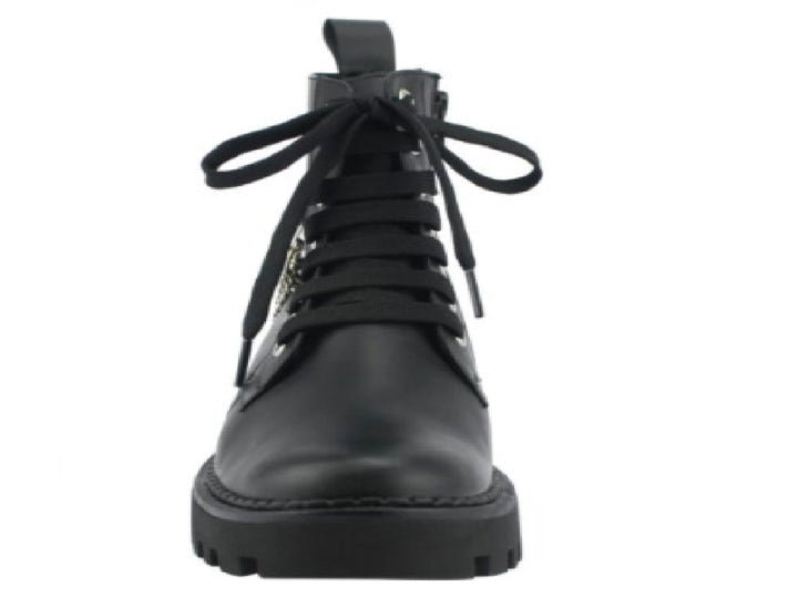 Botín combat negro para mujer con suela track y detalle de cadena plateada lateral.