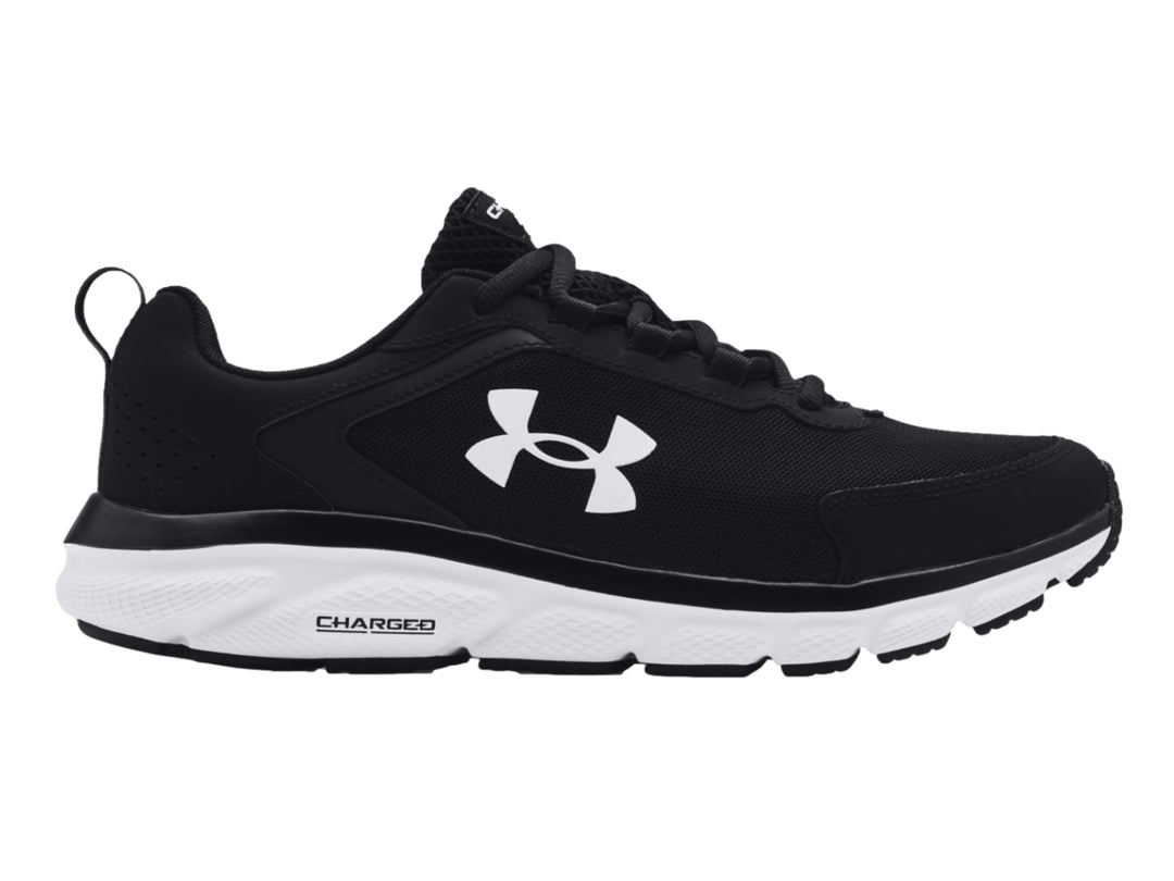 Tenis deportivos Under Armour color negro con suela blanca y logotipo blanco lateral.