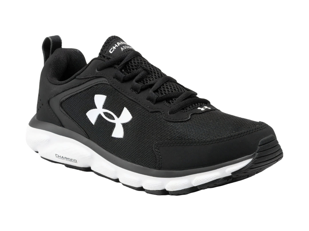 Tenis deportivos Under Armour color negro con suela blanca y logotipo blanco lateral.