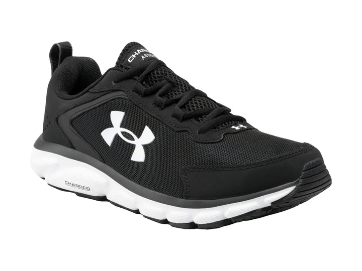 Tenis deportivos Under Armour color negro con suela blanca y logotipo blanco lateral.