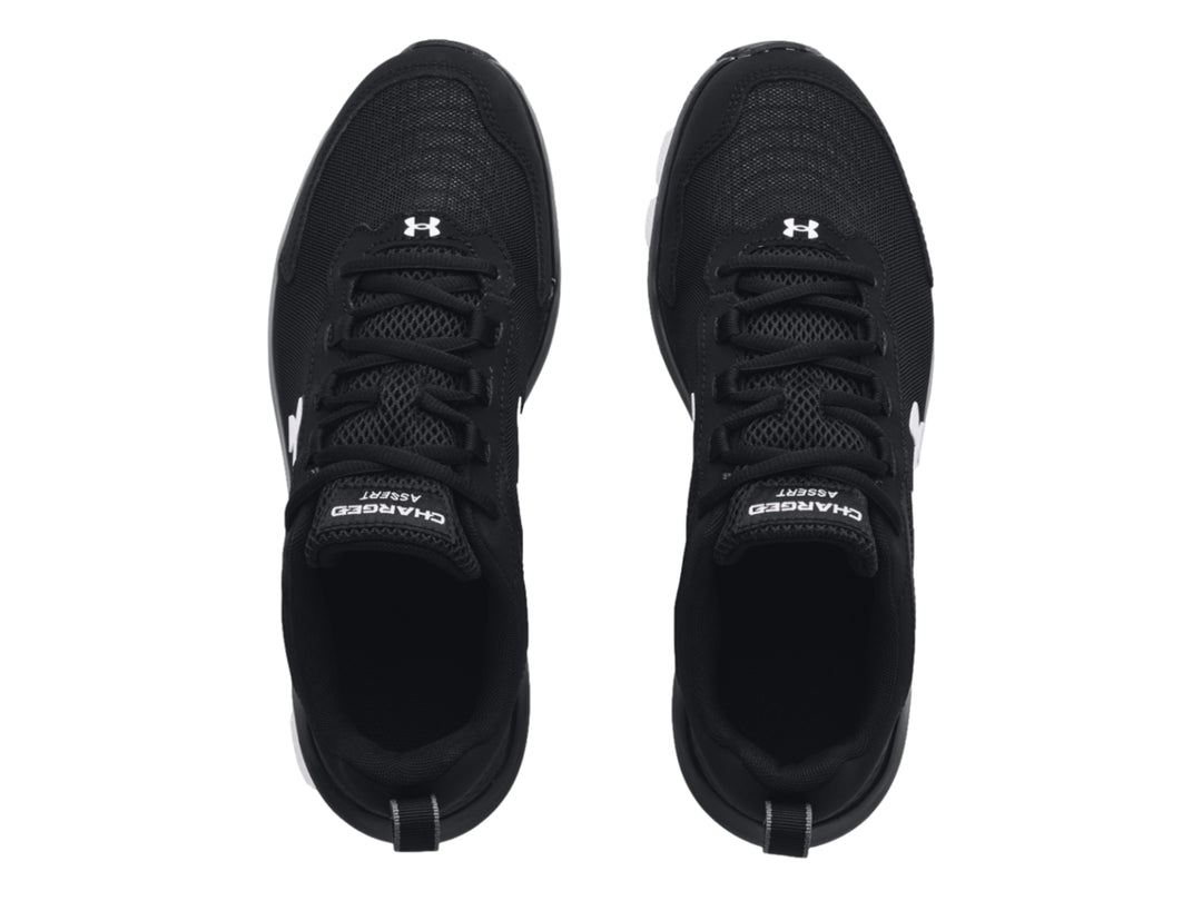 Tenis deportivos Under Armour color negro con suela blanca y logotipo blanco lateral.