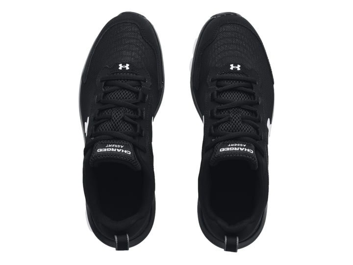 Tenis deportivos Under Armour color negro con suela blanca y logotipo blanco lateral.
