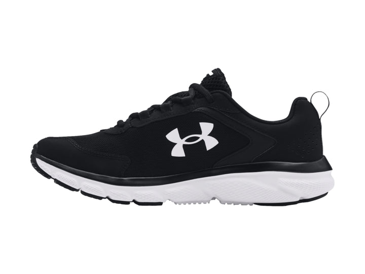 Tenis deportivos Under Armour color negro con suela blanca y logotipo blanco lateral.