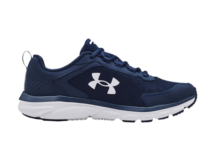 Tenis deportivos Under Armour Charged Assert 9 en color azul marino con suela blanca y logotipo blanco lateral.
