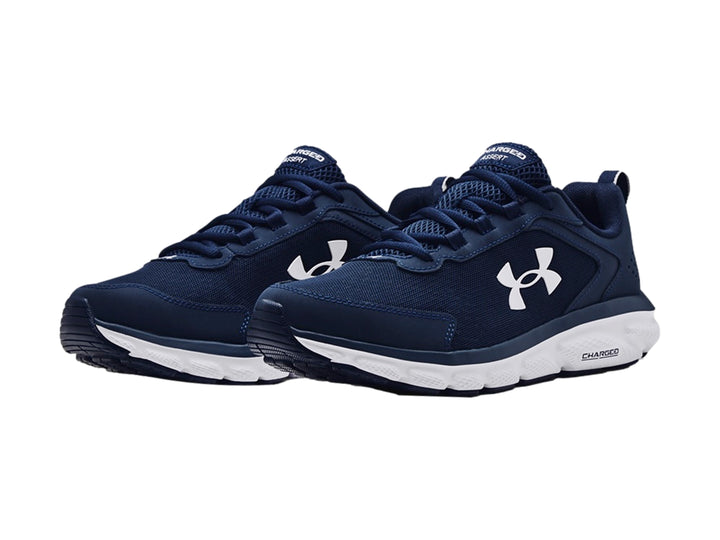 Tenis deportivos Under Armour Charged Assert 9 en color azul marino con suela blanca y logotipo blanco lateral.