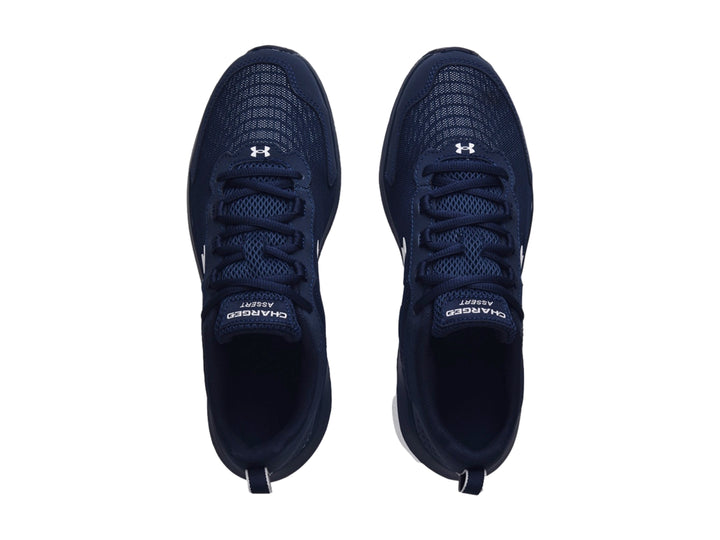 Tenis deportivos Under Armour Charged Assert 9 en color azul marino con suela blanca y logotipo blanco lateral.