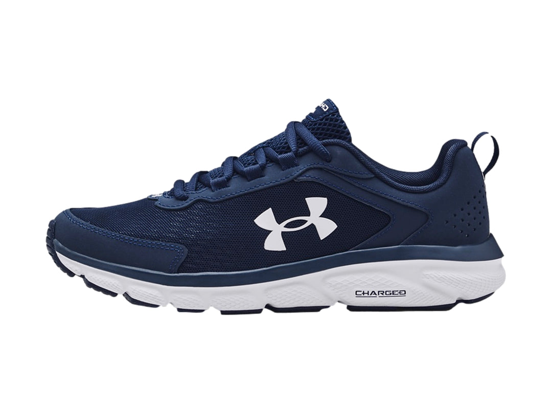 Tenis deportivos Under Armour Charged Assert 9 en color azul marino con suela blanca y logotipo blanco lateral.