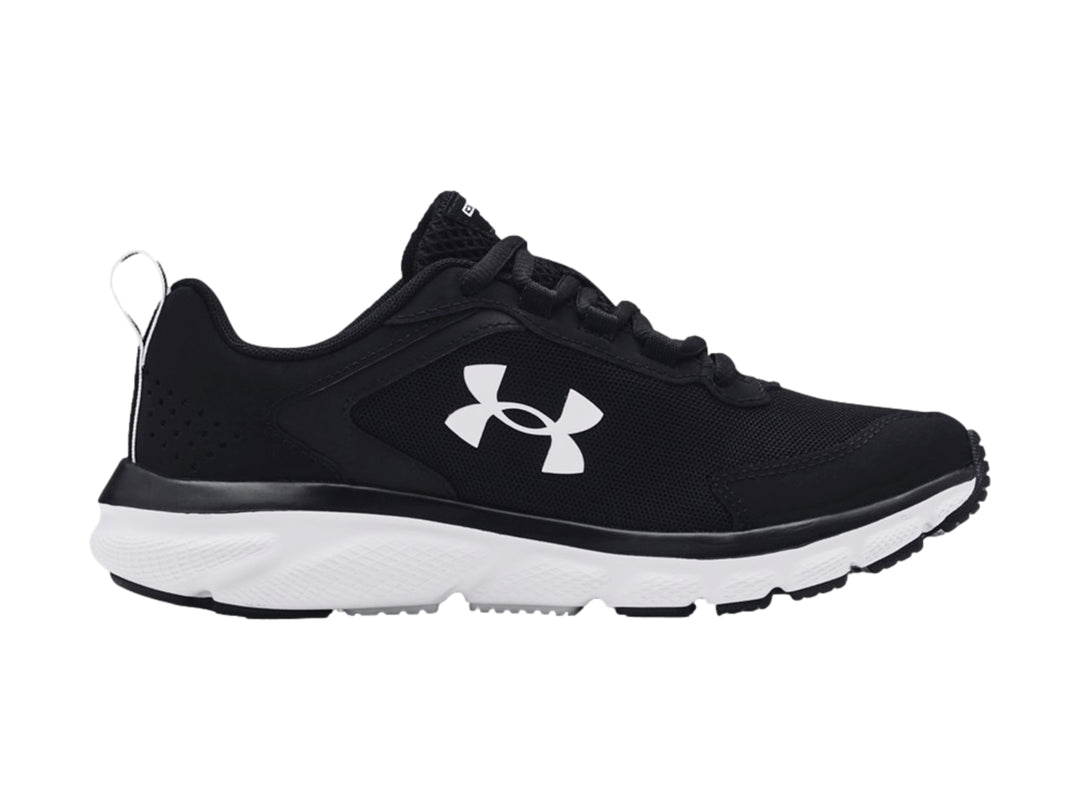 Tenis deportivos Under Armour color negro con suela blanca y logotipo blanco lateral.