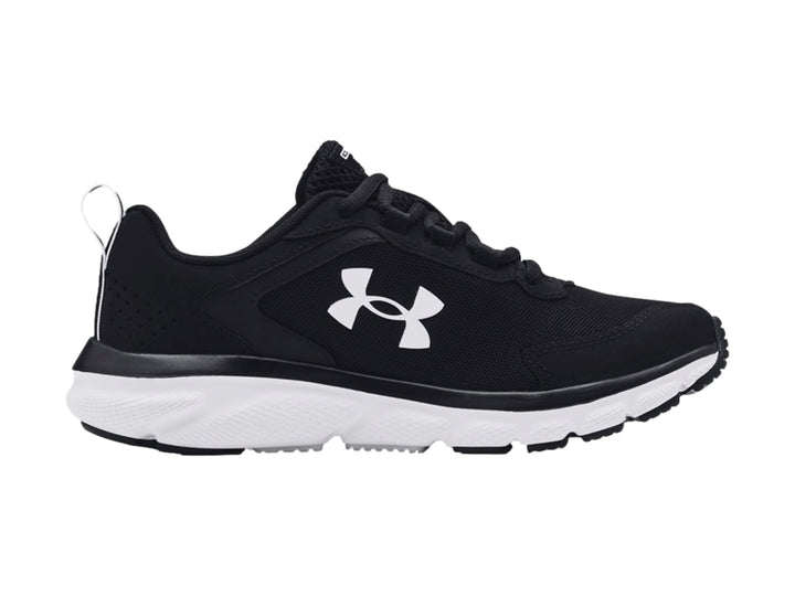 Tenis deportivos Under Armour color negro con suela blanca y logotipo blanco lateral.