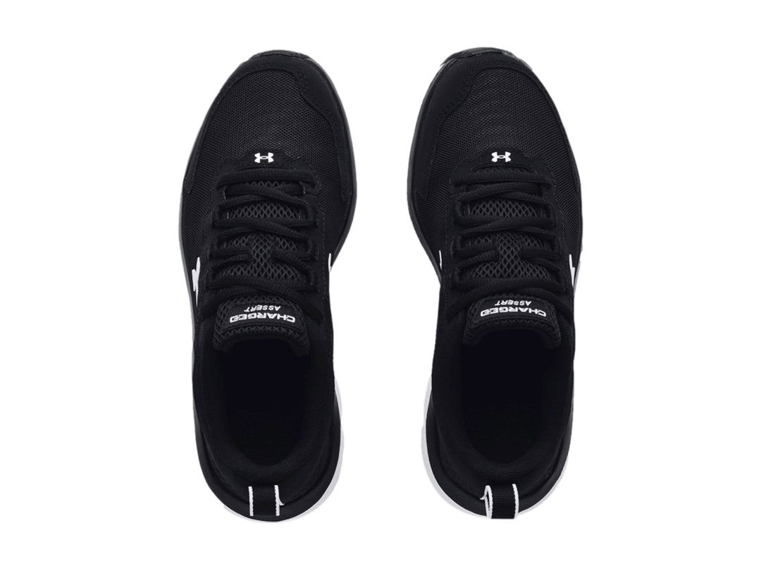 Tenis deportivos Under Armour color negro con suela blanca y logotipo blanco lateral.
