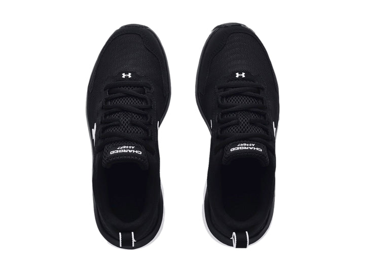 Tenis deportivos Under Armour color negro con suela blanca y logotipo blanco lateral.