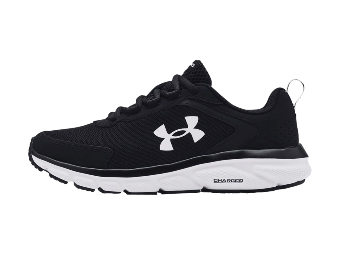 Tenis deportivos Under Armour color negro con suela blanca y logotipo blanco lateral.