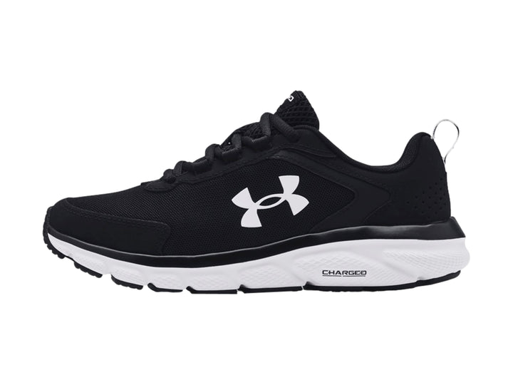 Tenis deportivos Under Armour color negro con suela blanca y logotipo blanco lateral.