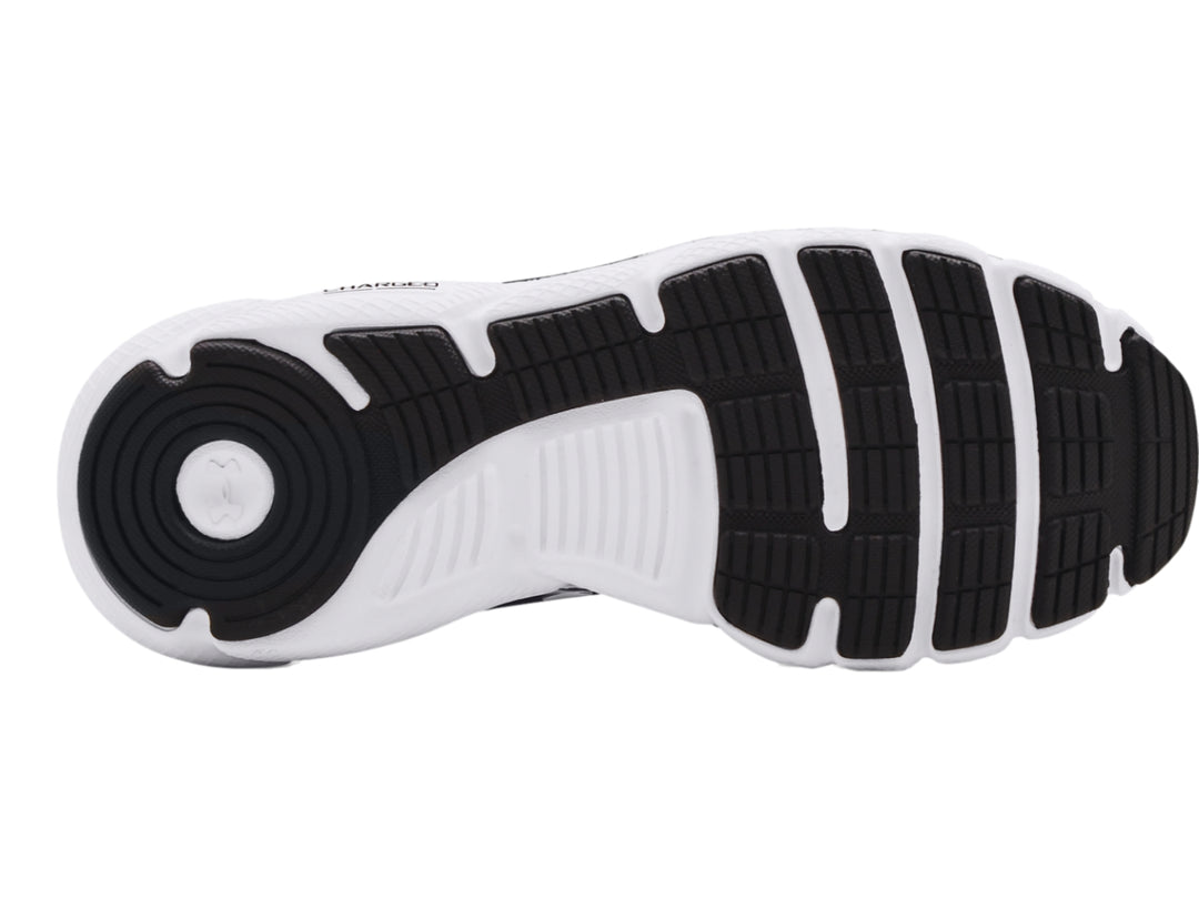 Tenis deportivos Under Armour color negro con suela blanca y logotipo blanco lateral.