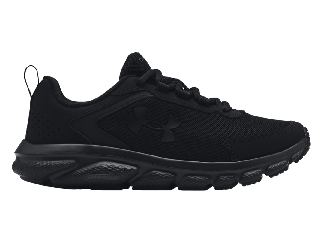 Tenis deportivos Under Armour Charged Assert 9 en color negro total, vista lateral.