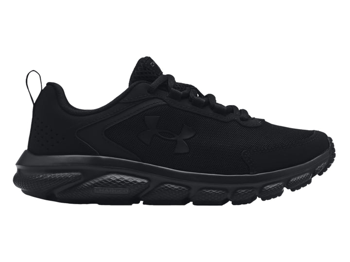 Tenis deportivos Under Armour Charged Assert 9 en color negro total, vista lateral.