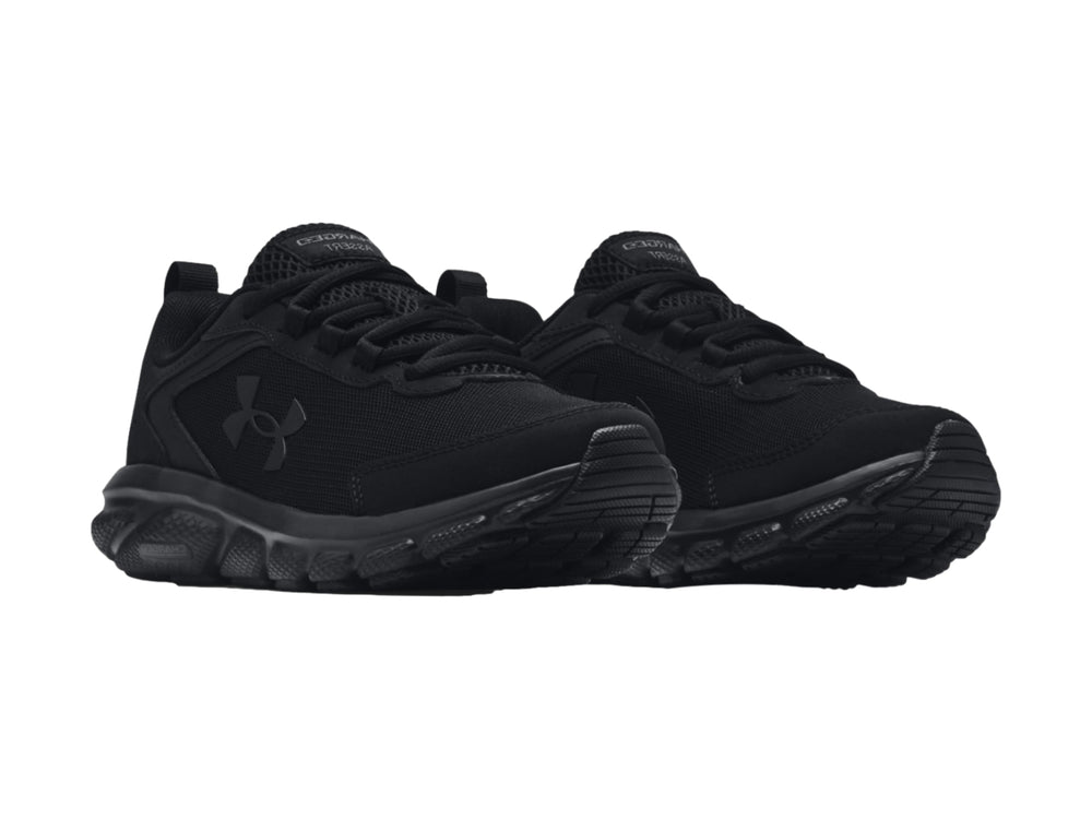 Tenis deportivos Under Armour Charged Assert 9 en color negro total, vista lateral.