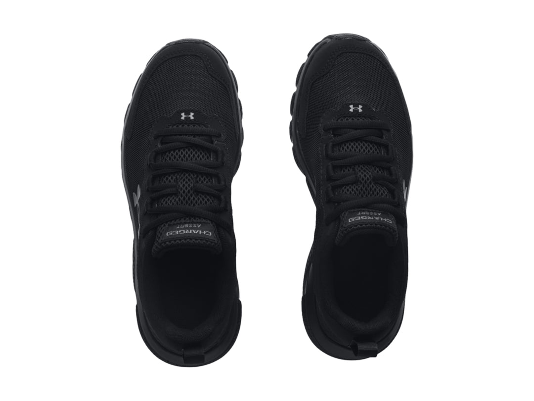 Tenis deportivos Under Armour Charged Assert 9 en color negro total, vista lateral.