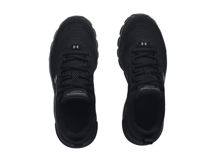 Tenis deportivos Under Armour Charged Assert 9 en color negro total, vista lateral.